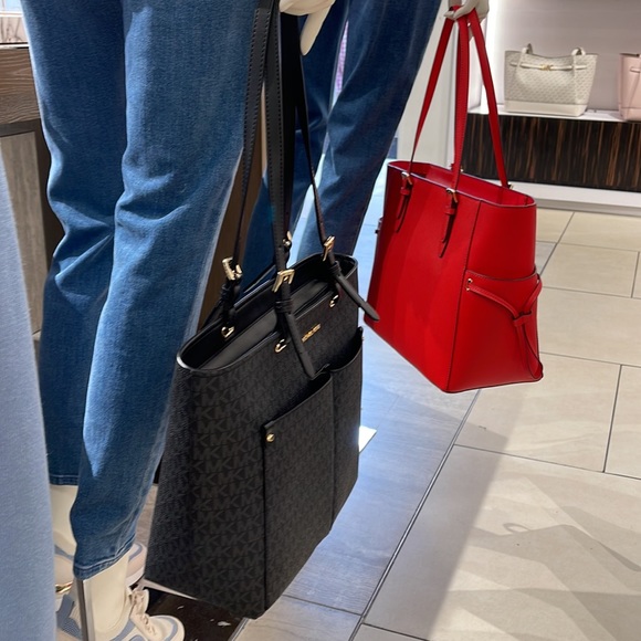 MICHAEL KORS JET SET TRAVEL MEDIUM DOUBLE POCKET TOTE
BLACK SIGNATURE
NWT - Picture 13 of 16